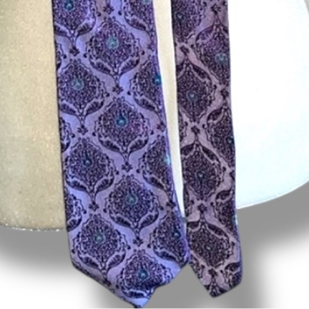 Vakko Men's Silk Tie Lavender Purple Paisley Medallion